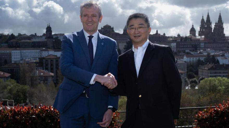 Alfonso Rueda recibió ayer en Santiago al presidente del Grupo Sentury, Qin Long / xunta