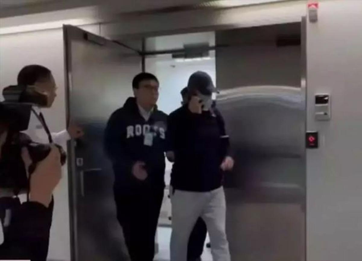 Salvador Llinàs, al ser deportado el domingo en el aeropuerto de Taiwán.