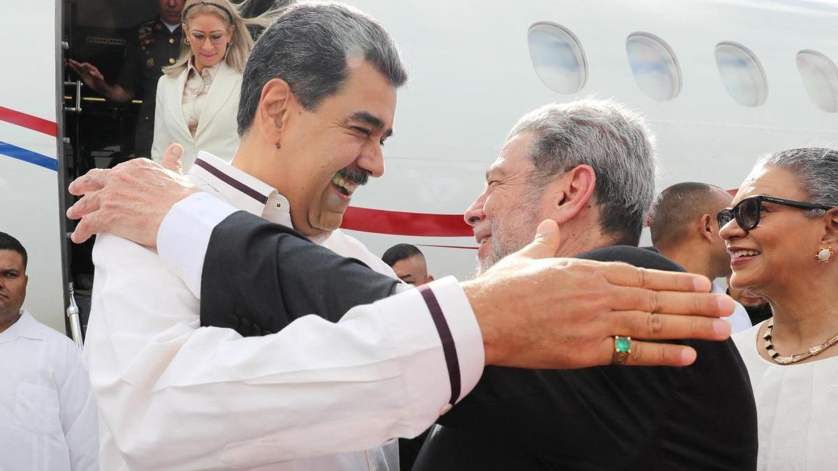 El presidente de Venezuela, Nicolás Maduro, saluda al primer ministro de San Vicente y Granadinas, Ralph Gonsalves, a su llegada a Kingstown para reunirse con su homólogo de Guyana, Irfaan Ali.