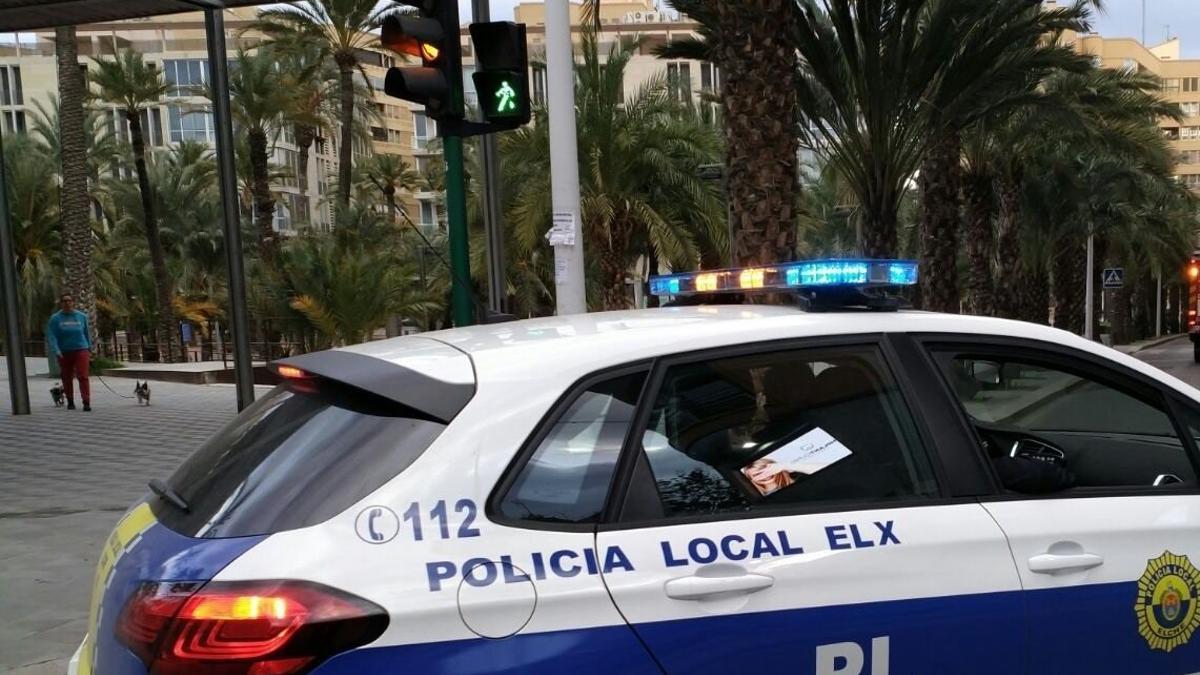 Un vehículo de la Policía Local en Elche