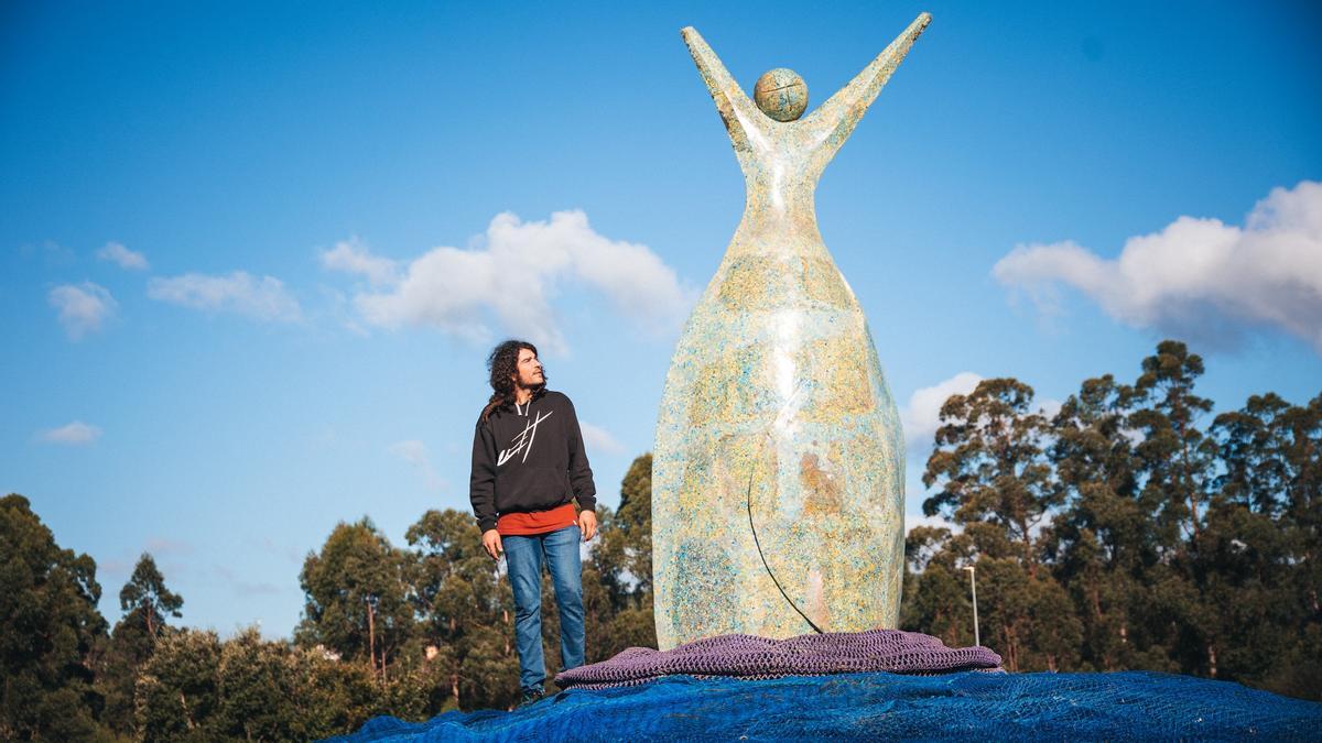 El artista boirense Tucho Aablo junto a su escultura, A rianxeira do sol nacente.
