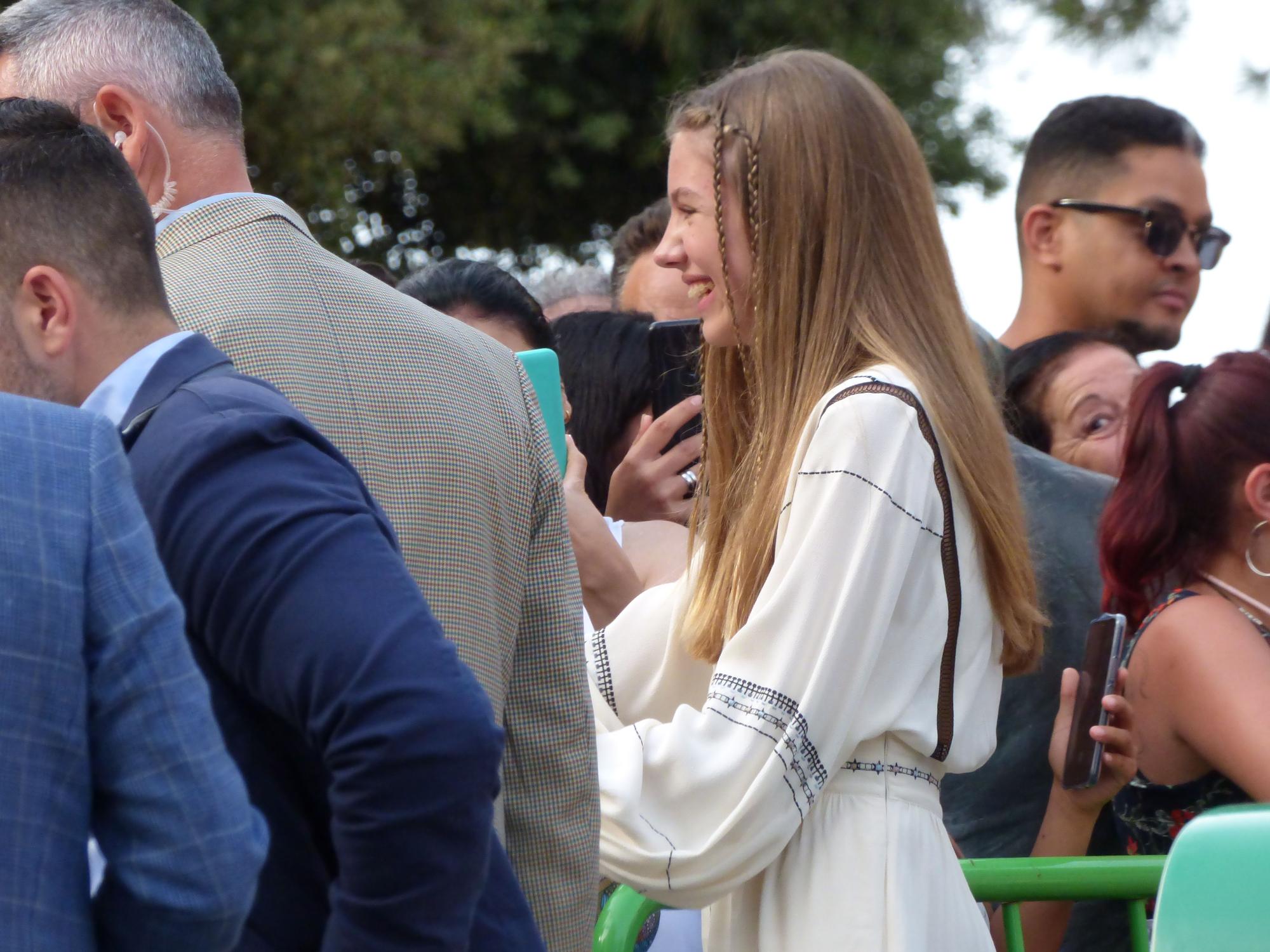 La princesa Elionor i la infanta Sofia rebudes a Figueres amb manifestants favorables i contraris