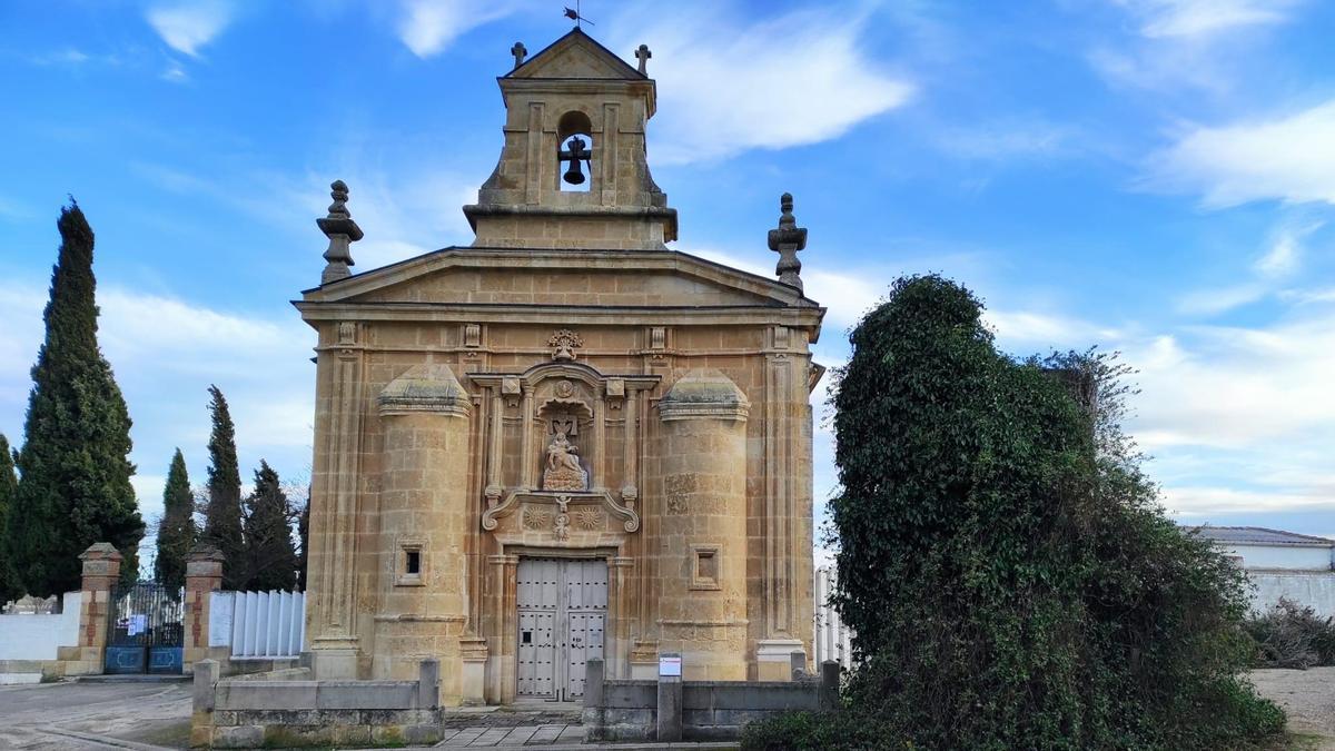 La ermita de Corrales se encuentra ubicada junto al cementerio municipal