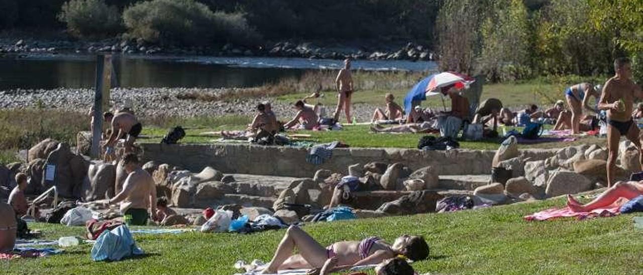 Bañistas en las termas públicas de la ciudad. // Brais Lorenzo