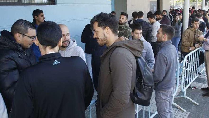 Un aspecto de la parte final de la cola, junto a Marcador, minutos antes de abrirse las taquillas. // Alba Villar