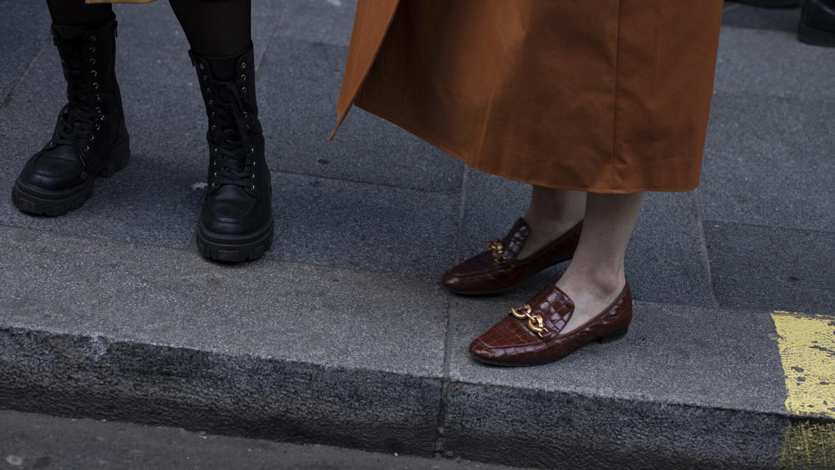 Puedes llevar zapatos planos a la oficina (o donde quieras) si los combinas así