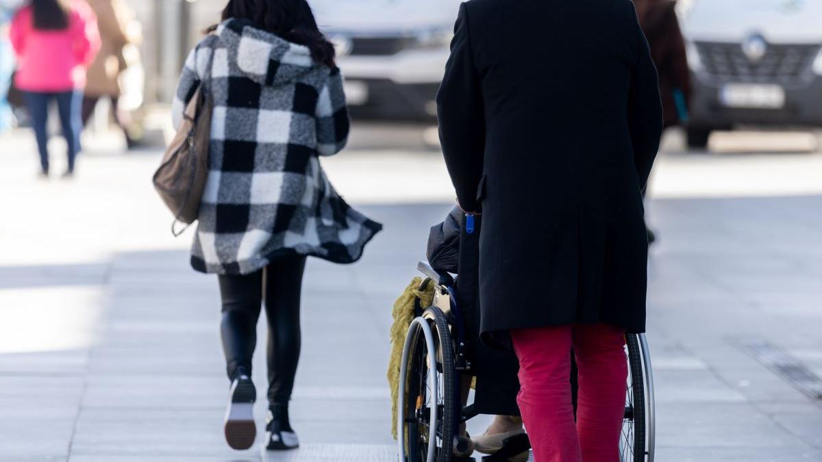 Esta pensión puede solicitarse sin cumplir los mismos requisitos que la pensión de orfandad.