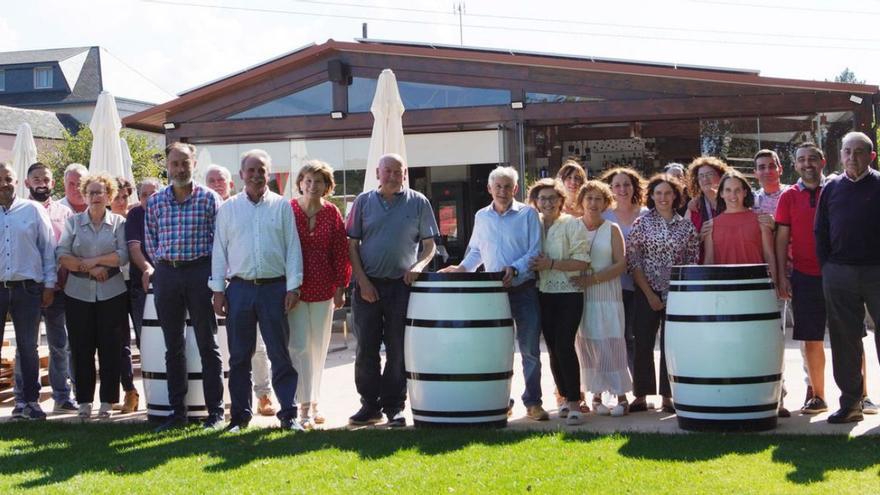 Villanueva junto a sus colegas de la Finca Mouriscade, ayer, en Vilatuxe. |    // BERNABÉ