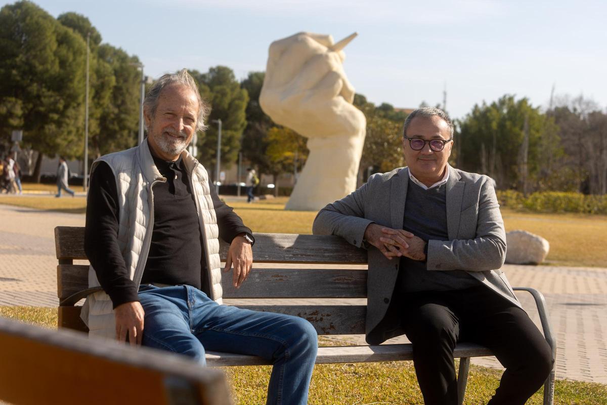 Juan Luis Mira y Francesc Sanguino, en el campus de la Universidad de Alicante