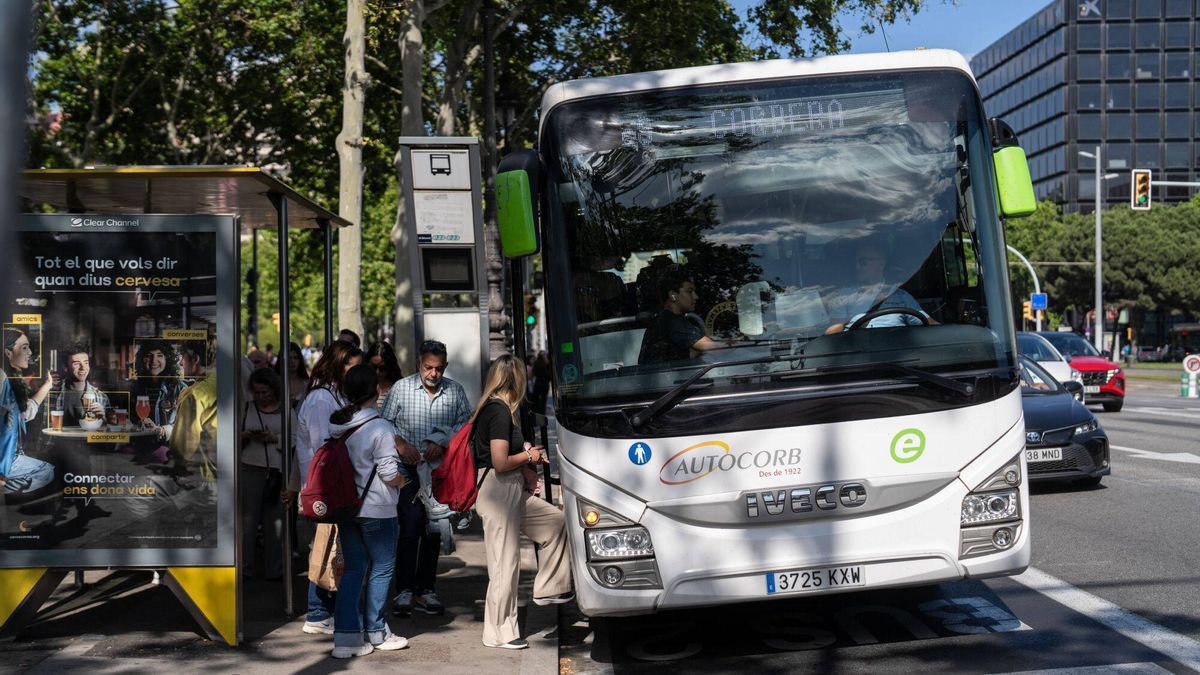 Usuarios, trabajadores y estudiantes hacen cola para subir a los autobuses Exprés.cat en las paradas de Diagonal con Maria Cristina