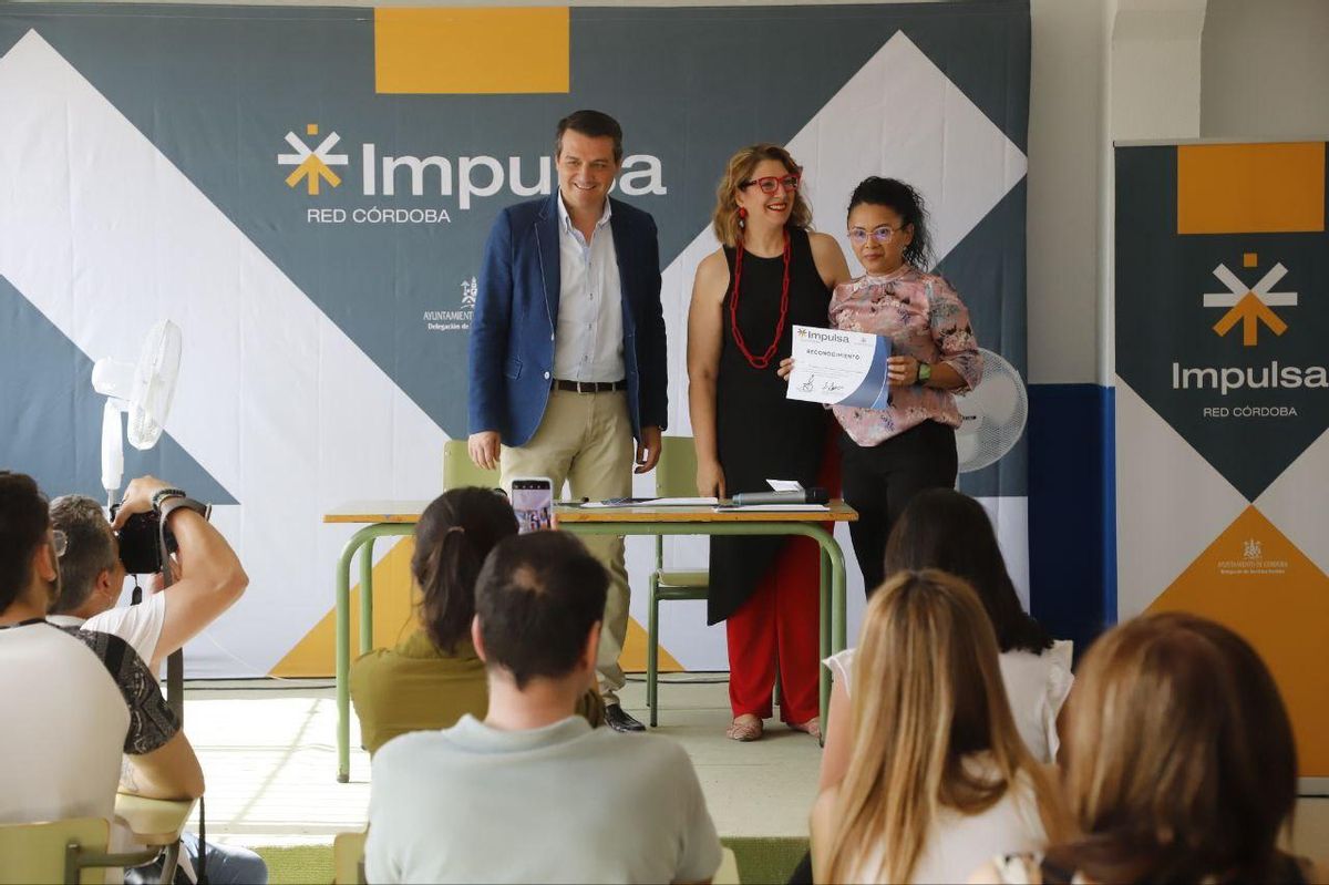 El alcalde, José María Bellido, y la delegada de Servicios Sociales, Eva Contador, entregan uno de los diplomas a una alumna del Duque de Rivas.