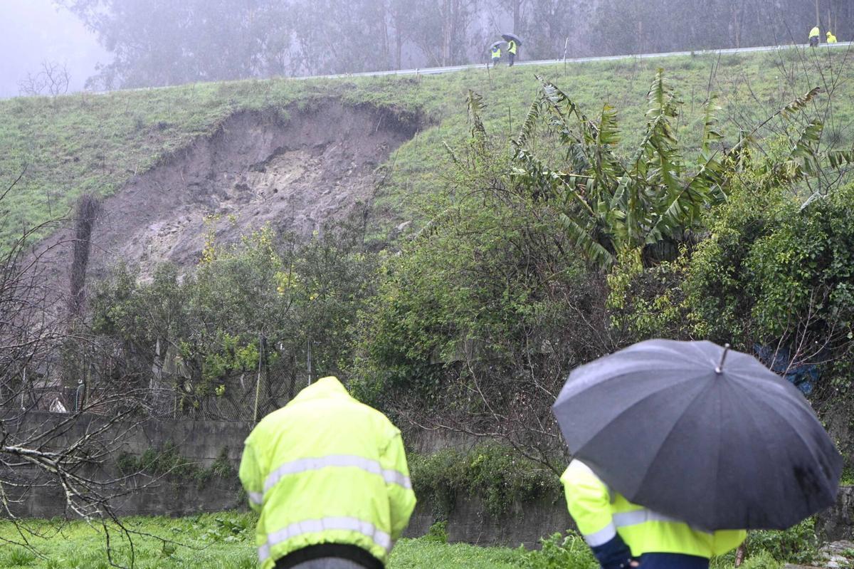 Un desprendimiento en la Autovía do Morrazo sepulta una vivienda en Moaña y deja un vecino herido