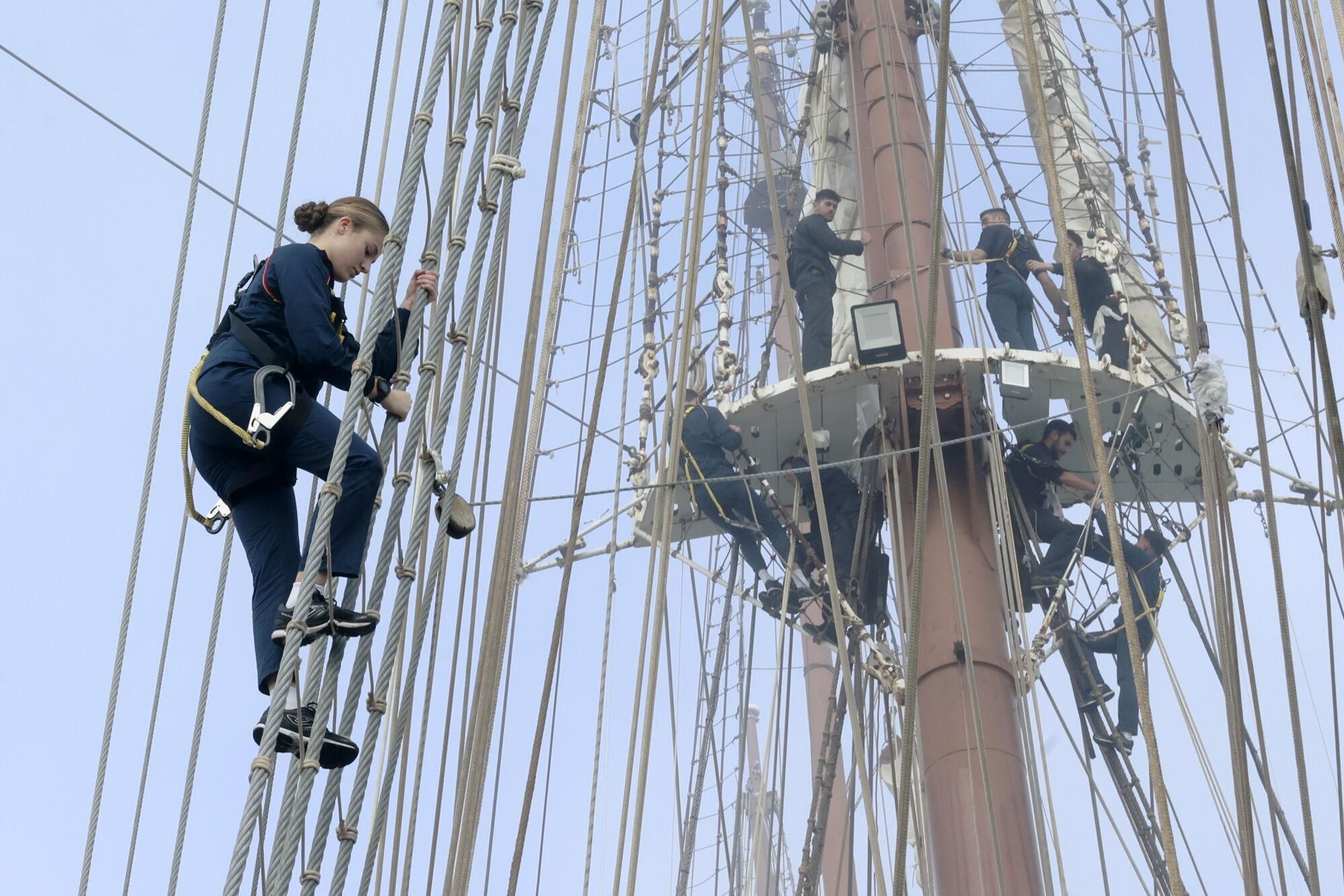 CÁDIZ, 09/01/2025.- La princesa Leonor ha realizado este jueves uno de los ejercicios más llamativos que ejecutará durante su instrucción naval a bordo del buque escuela Juan Sebastián de Elcano: subirse a uno de sus cuatro palos, de casi 50 metros de altura, para maniobrar con las velas. EFE/Casa Real/Francisco Gómez SOLO USO EDITORIAL/SOLO DISPONIBLE PARA ILUSTRAR LA NOTICIA QUE ACOMPAÑA (CRÉDITO OBLIGATORIO)