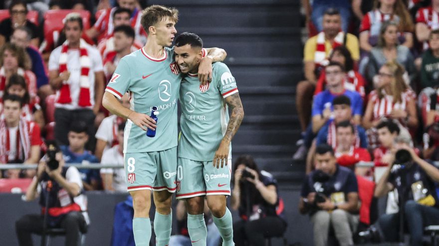 Ángel Correa (d) celebra su gol en San Mamés con Pablo Barrios.