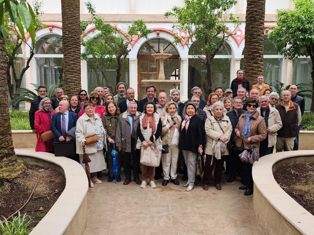 Autoridades municipales junto al grupo de visitantes de la Real Academia.