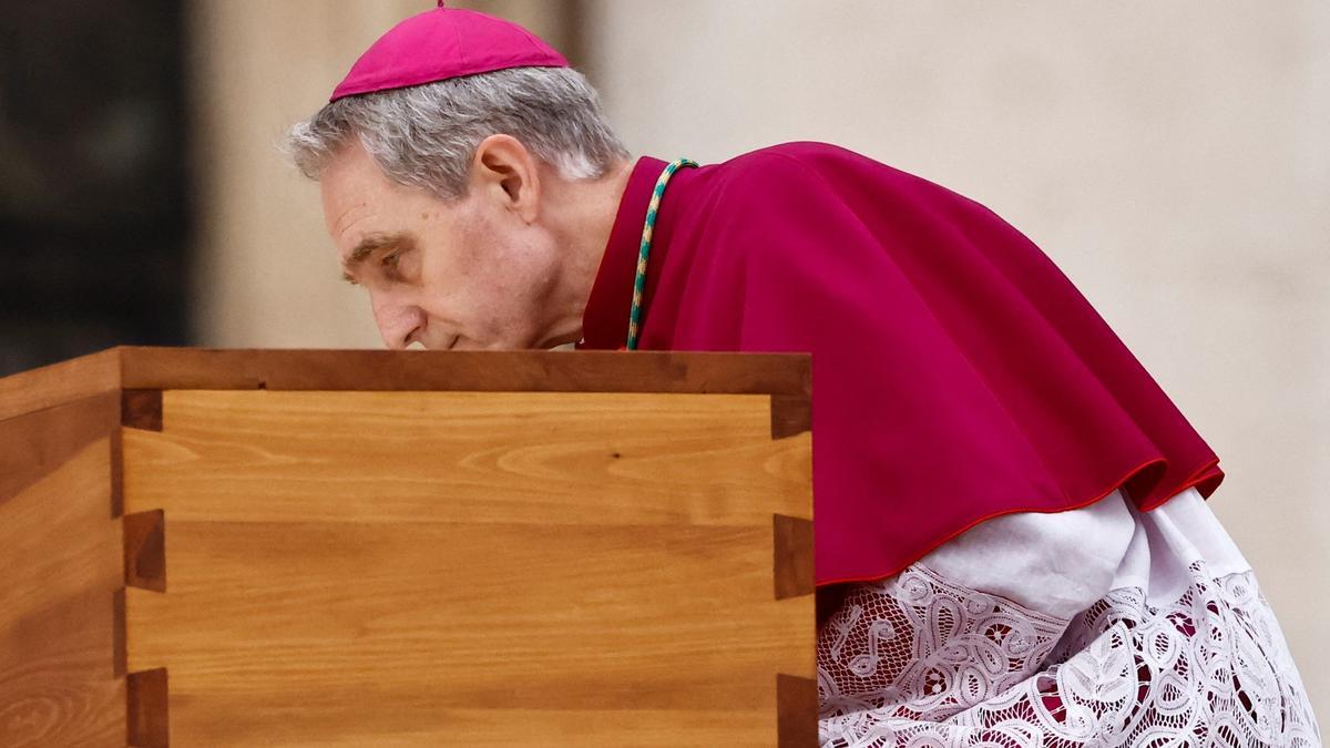 Georg Gänswein, el “bello” secretario del Papa Benedicto XVI en el funeral
