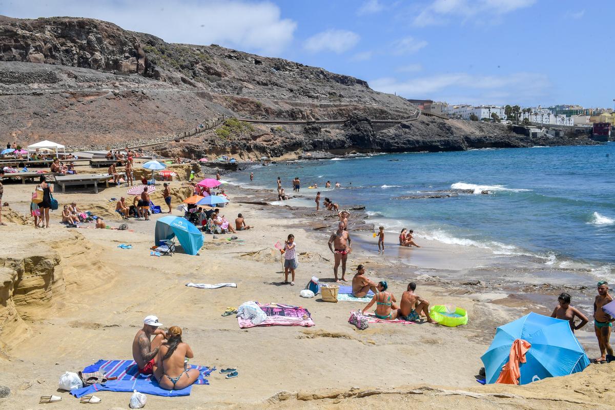 Bañistas en la playa de El Confital el pasado mes de agosto.