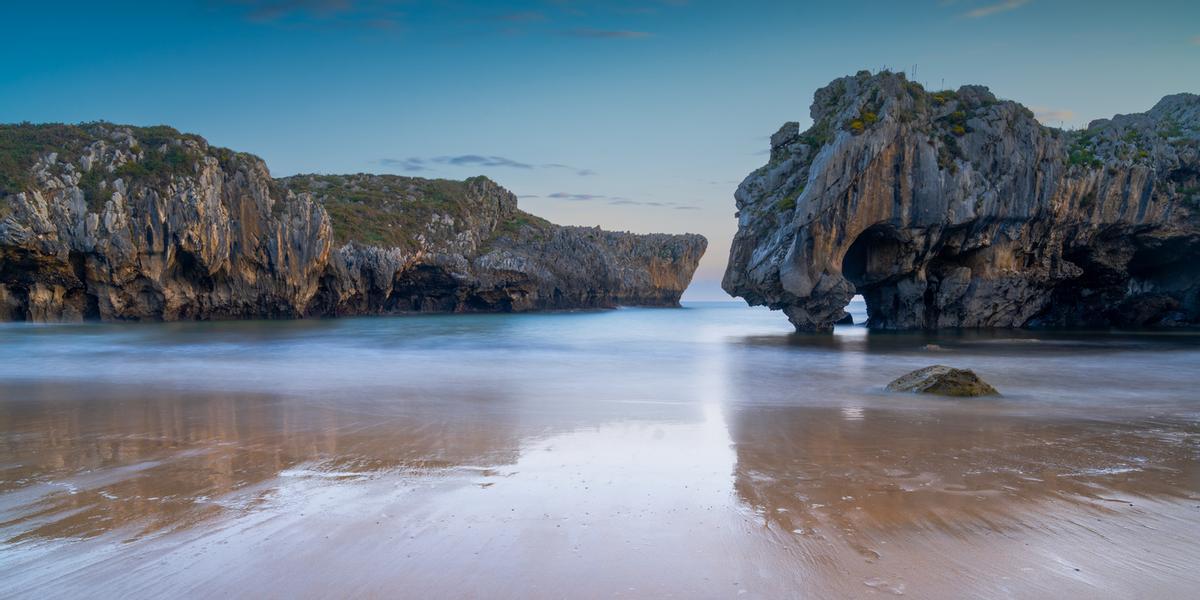 Vista de las Cuevas del Mar en la Costa Verde de Asturias