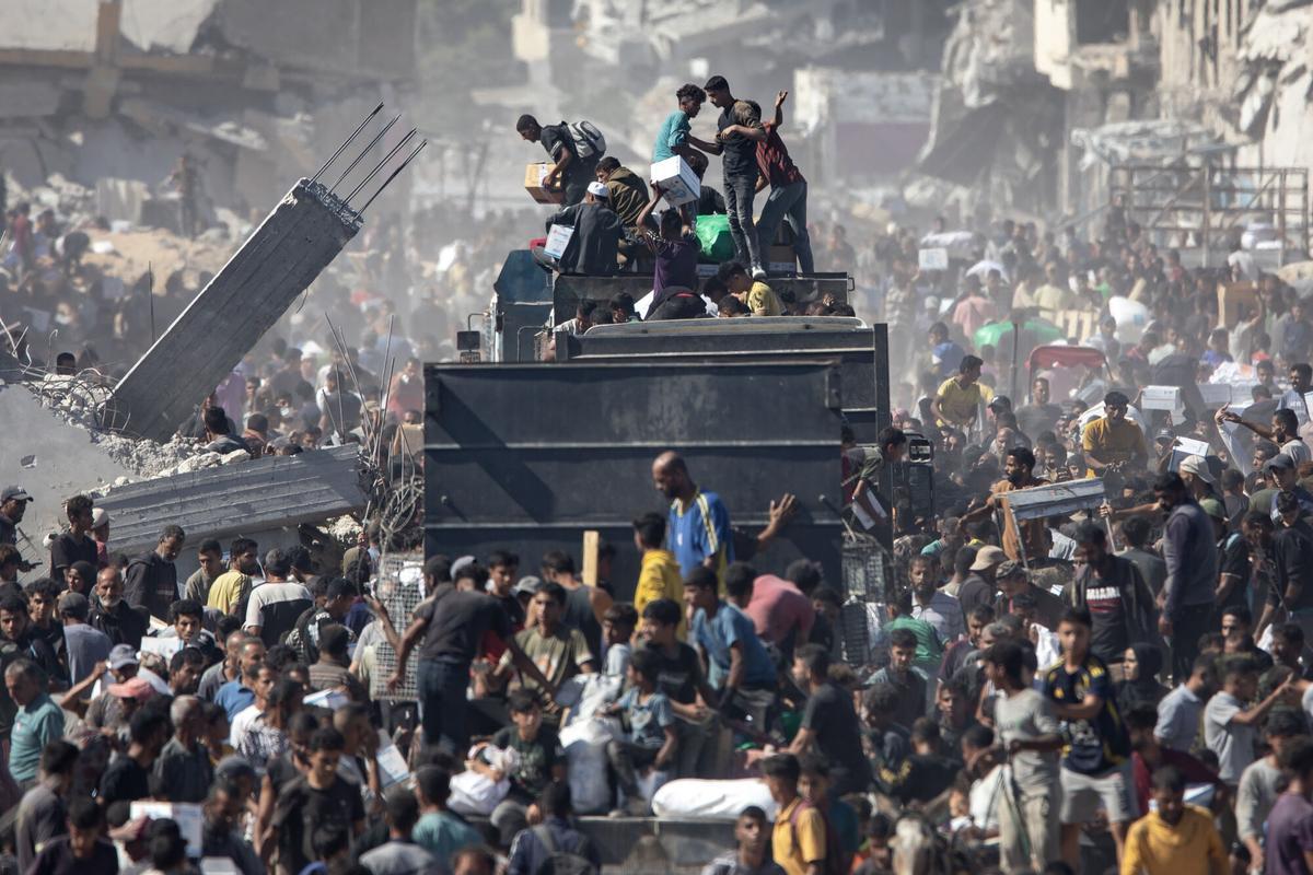 Camiones con ayuda humanitaria llegan a Jan Yunis.
