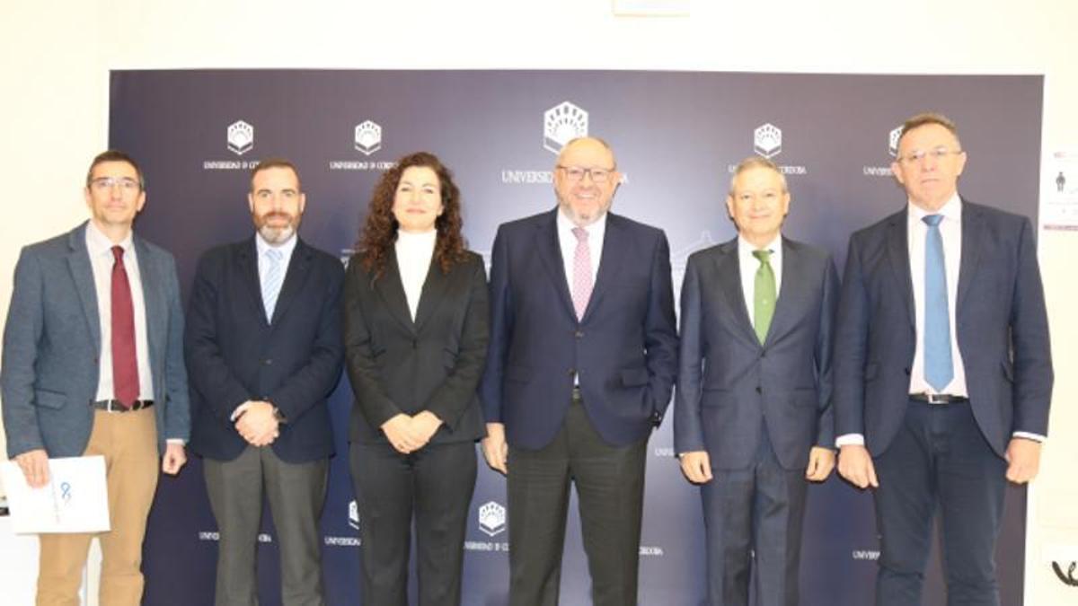 Representantes de la UCO y de Universitas XXI tras la firma del convenio.