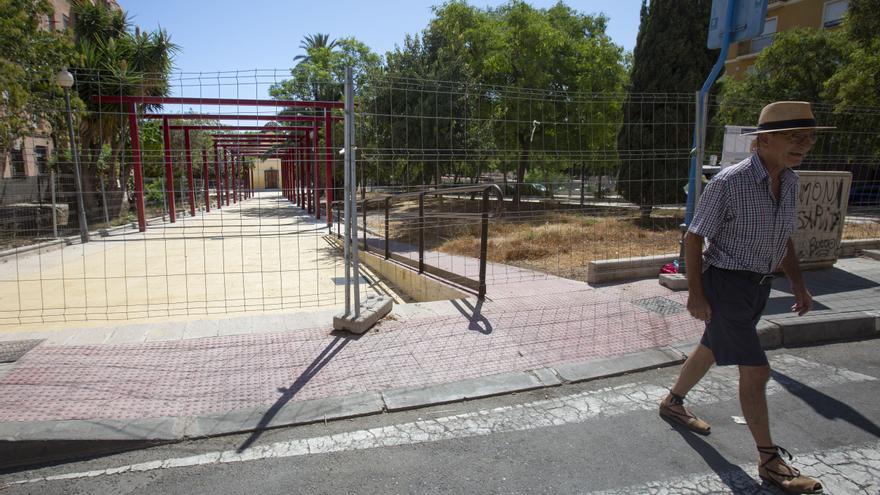 Polémica en Villafranqueza por la instalación de una pérgola de hierro que tapa la ermita