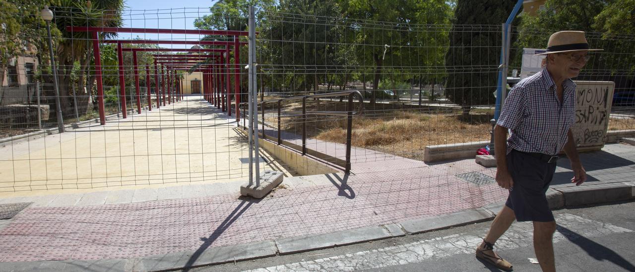 La ermita al fondo y, delante, la estructura de la pérgola