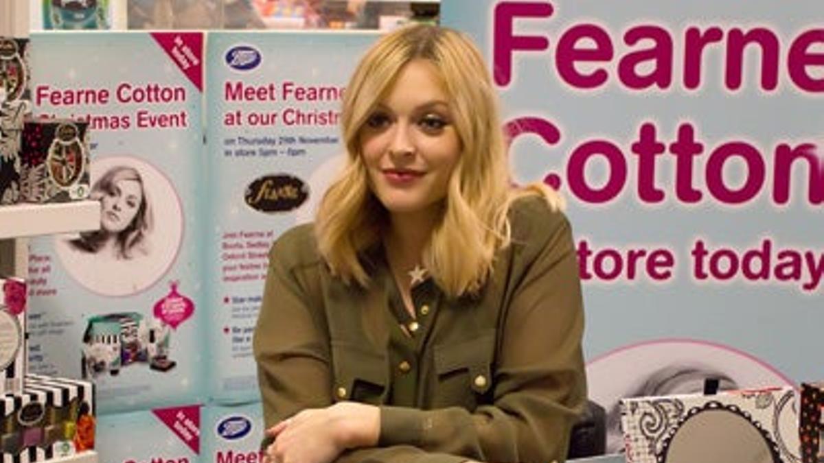 Fearne Cotton presenta su línea de cosméticos para Navidad