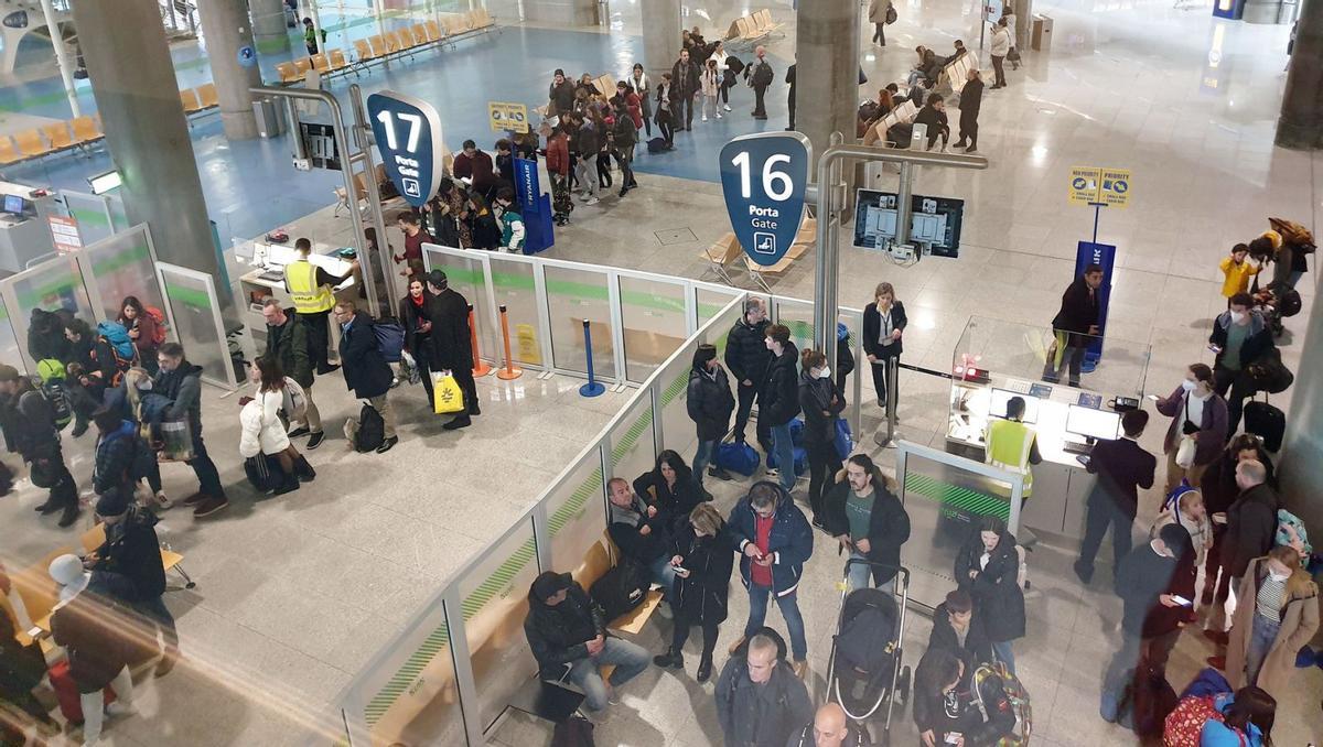 Pasajeros en las puertas de embarque del aeropuerto Francisco Sá Carneiro de Oporto.