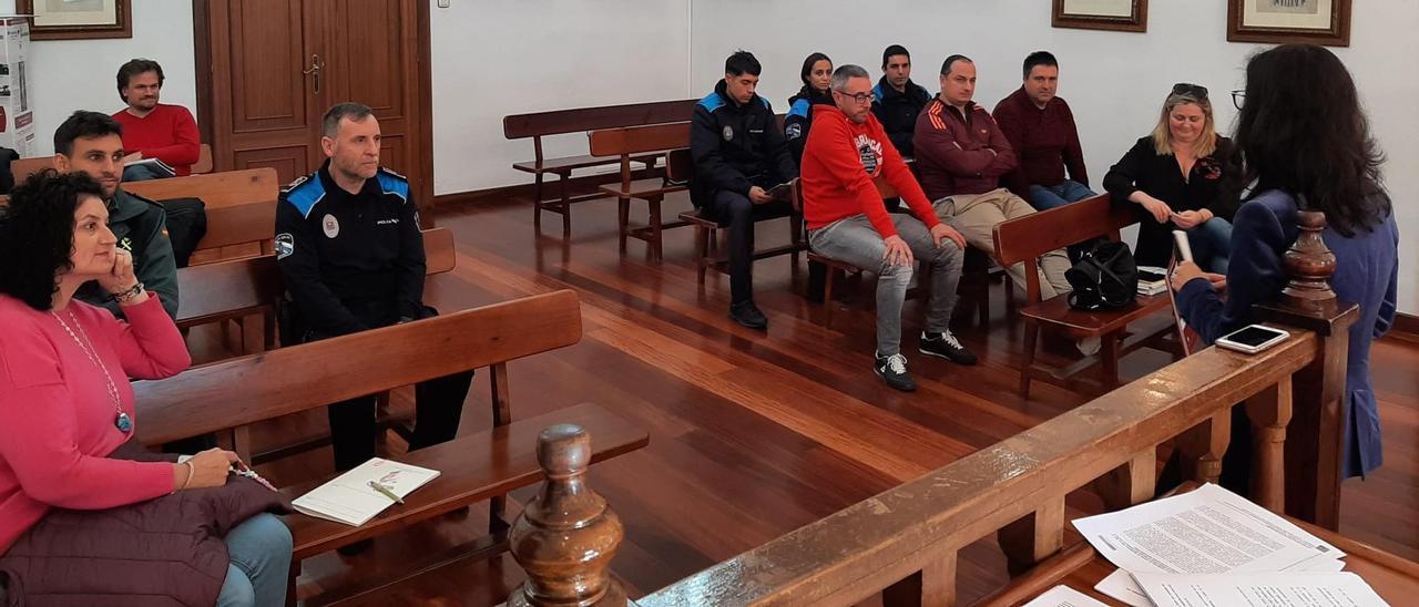 Agentes de policía de la comarca y de la Guardia Civil, ayer en Bueu, en una jornada formativa con la fiscal Carmen Rebolledo.