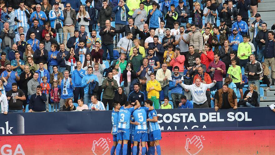 Los jugadores del Málaga CF celebran uno de los goles contra el Nástic junto con la grada de La Rosaleda, determinante en esta Liga 123.