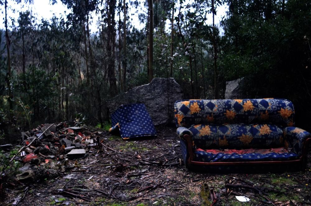 Los comuneros de Vilagarcía luchan contra la basura en sus montes