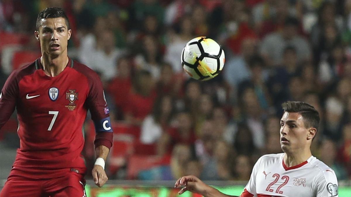 rpaniagua40491716 portugal s cristiano ronaldo  left  challenges for the ball 171010224918