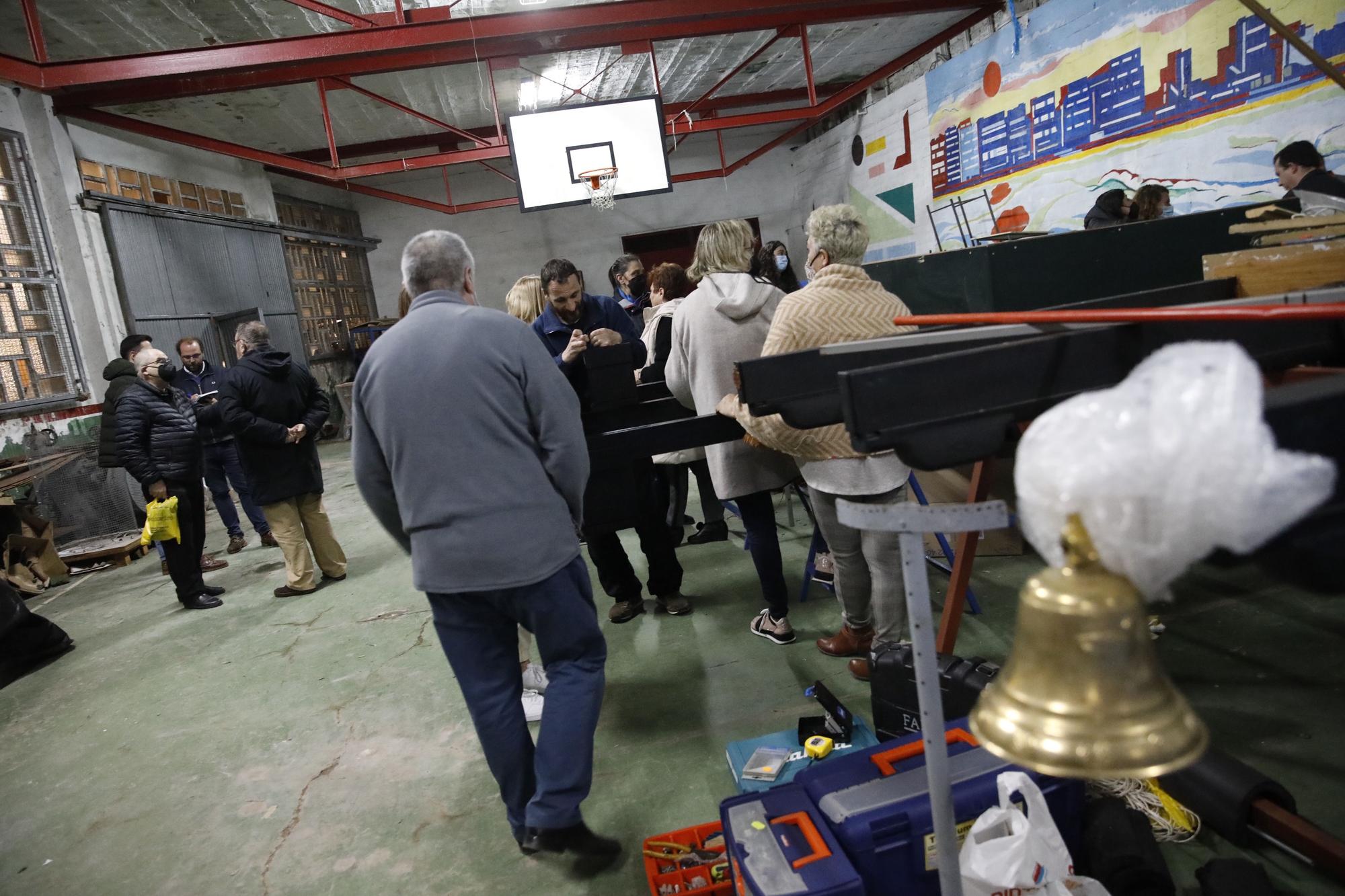 En imágenes: así se preparan en la cofradía de la Santa Vera Cruz de Gijón para las procesiones