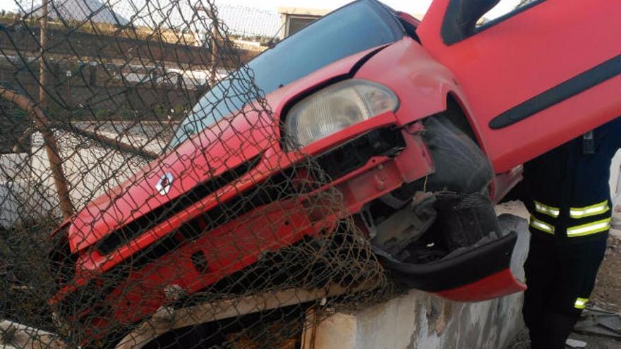 Un herido al colisionar un coche contra un muro en Arrecife