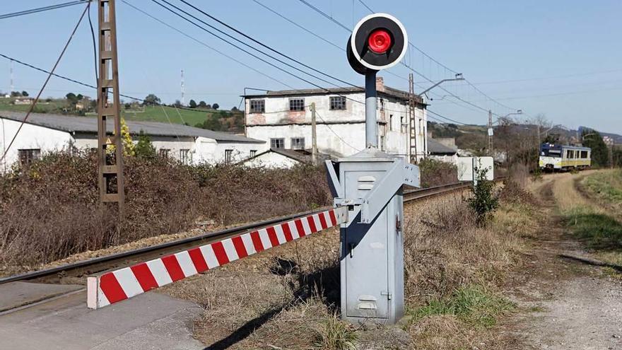 Paso a nivel en la zona de Sotiello.