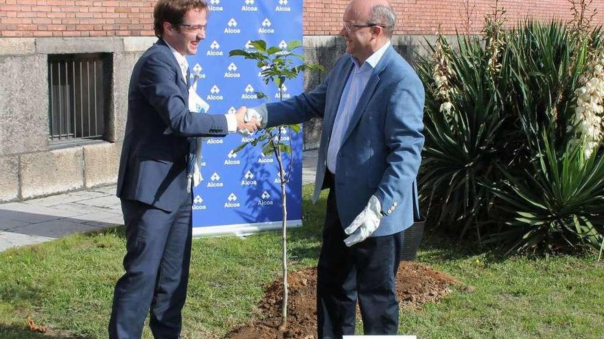 El vicepresidente de Energía de Alcoa, Álvaro Dorado, a la izquierda, le da la mano a Javier Menéndez, director de Avilés.