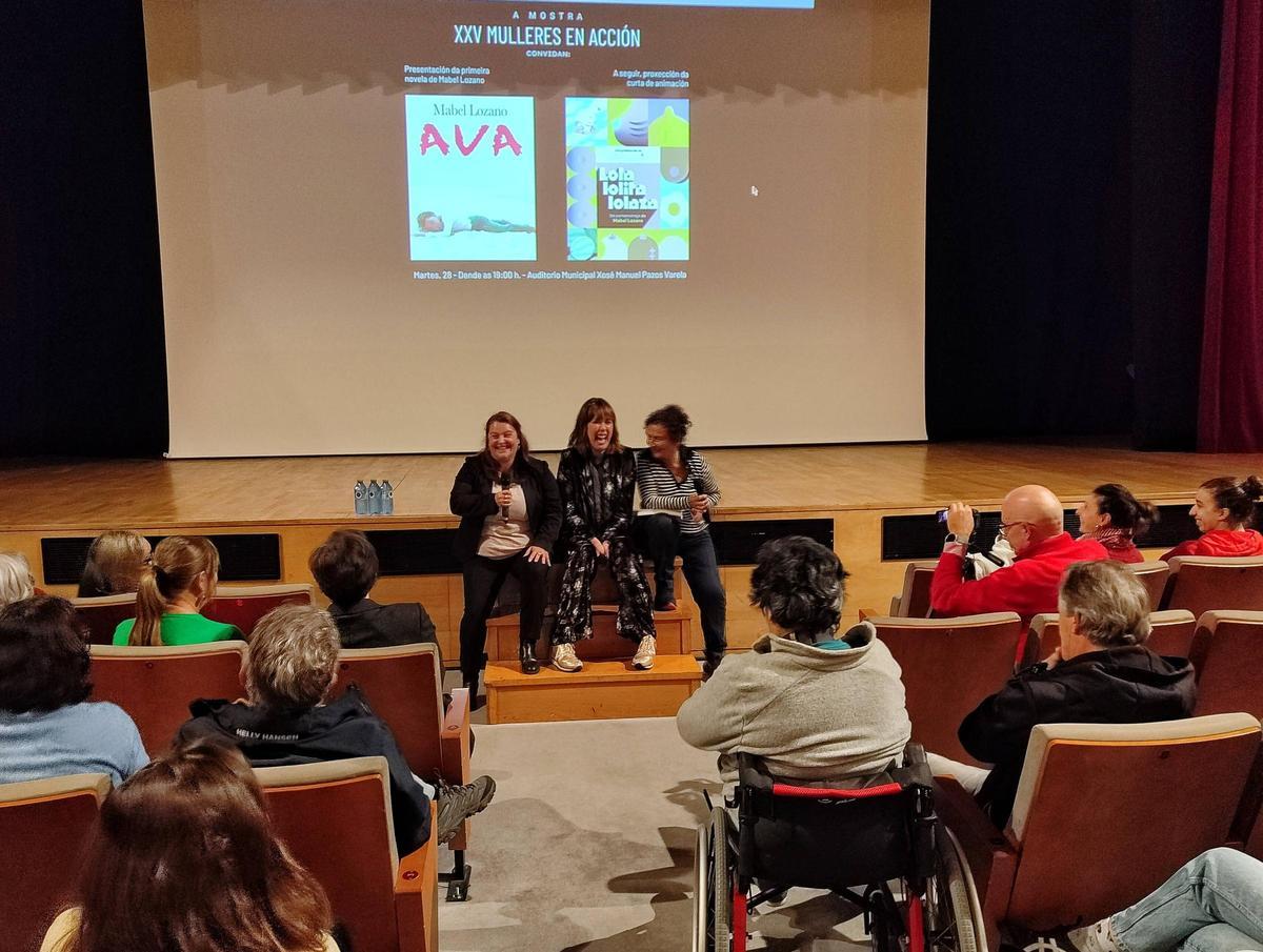 De izquierda a derecha: la alcaldesa de Cangas, Araceli Gestido; Mabel Lozano; y la directora de la Mostra de Teatro, María Armesto.