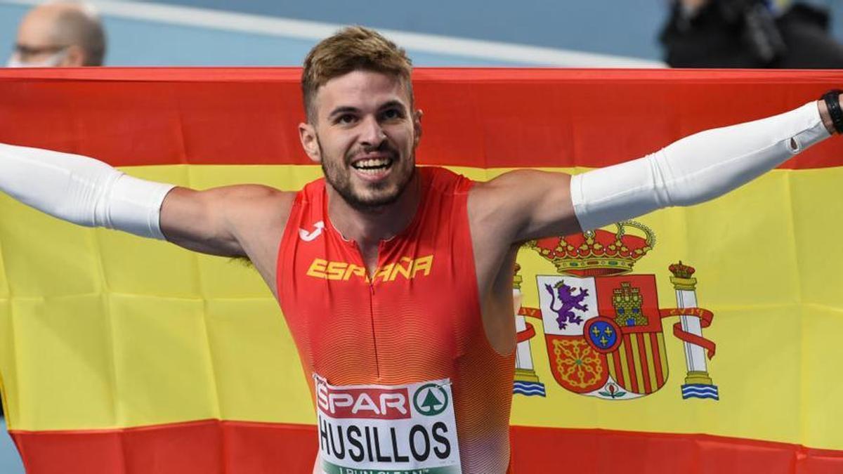Óscar Husillos celebra el triunfo con la bandera de España.