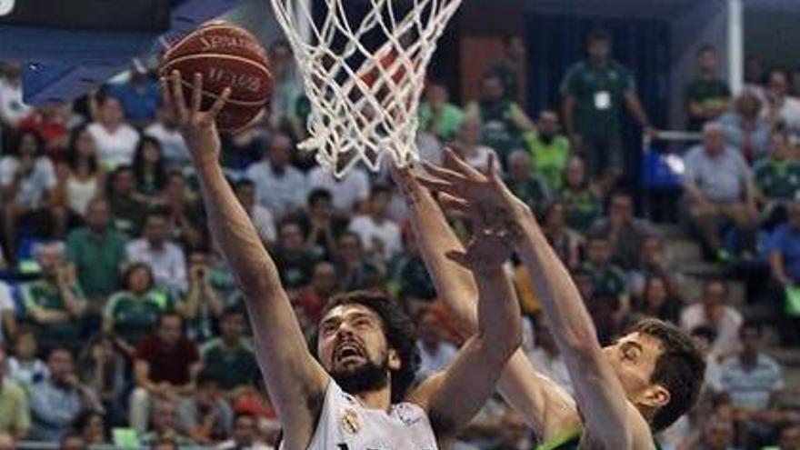 Fran Vázquez intenta taponar a Sergio Llull.