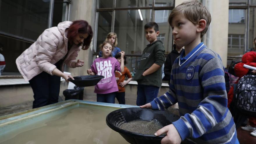 Pelayo Blaso, ayer, durante el taller de bateo en la Escuela de Minas. | L. Murias