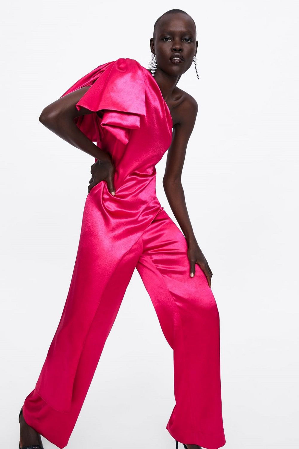 El conjunto de blusa asimétrica + pantalón satinado, de Zara