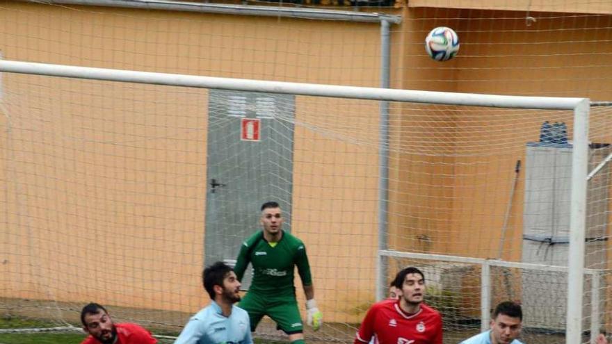 Varios jugadores luchan por un balón aéreo en el choque de ayer en A Granxa. // Gonzalo Núñez