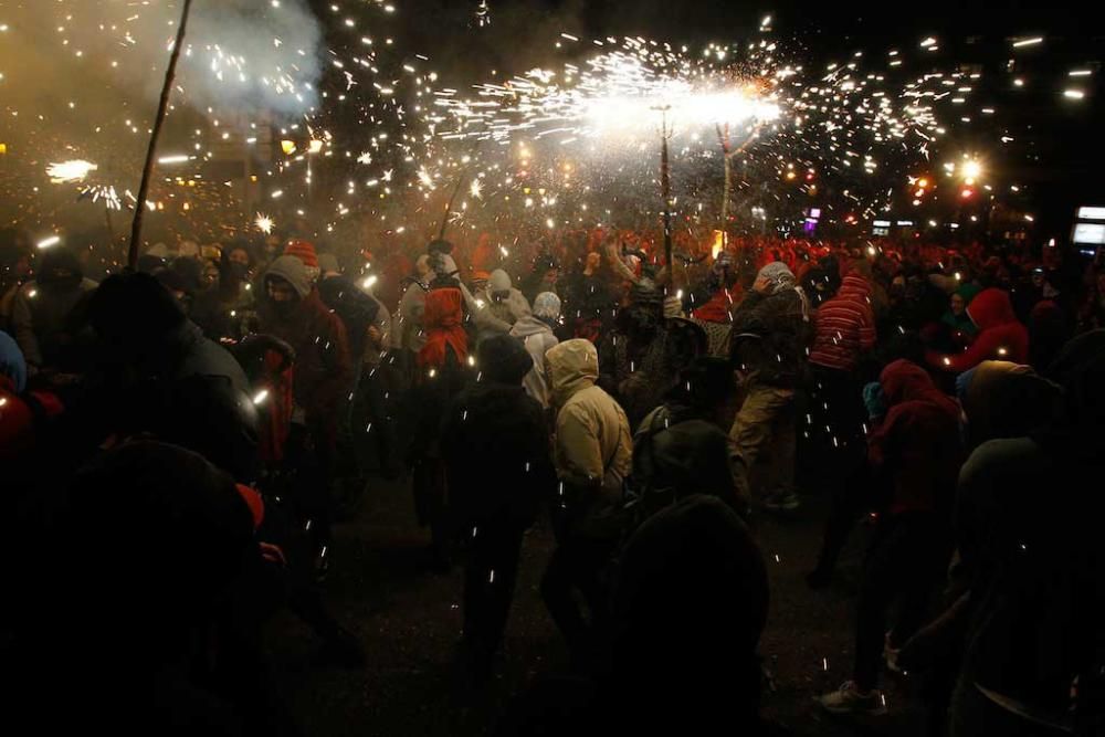 Rund 20.000 Zuschauer verfolgten am Sonntagabend (29.1.) das Spektakel der Teufel und Bestien auf Mallorca, die lärmend und funkensprühend durch Palma zogen. Die Tradition zu Palmas Stadtfest Sant Sebastià war wegen des Unwetters verschoben worden.