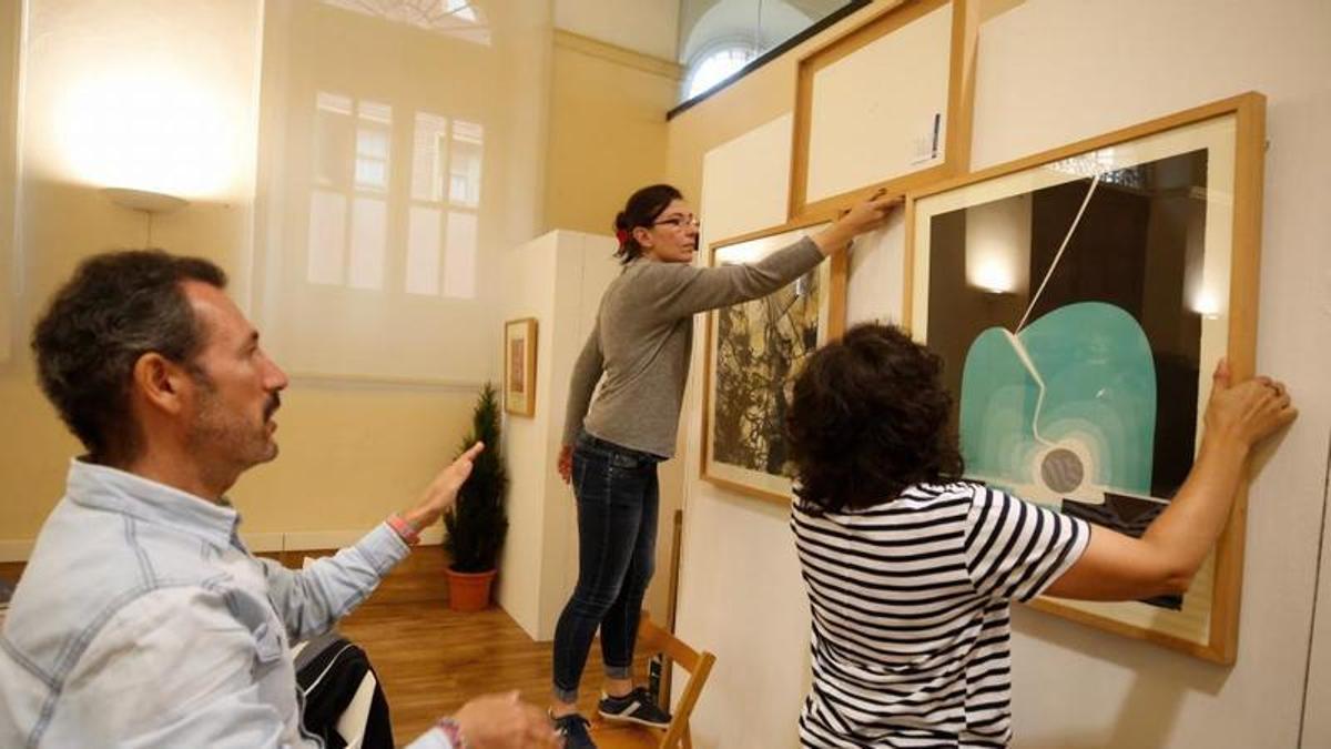 Colocación de una de las exposiciones de Alma Grafica, en una foto de archivo de la edición de 2018.