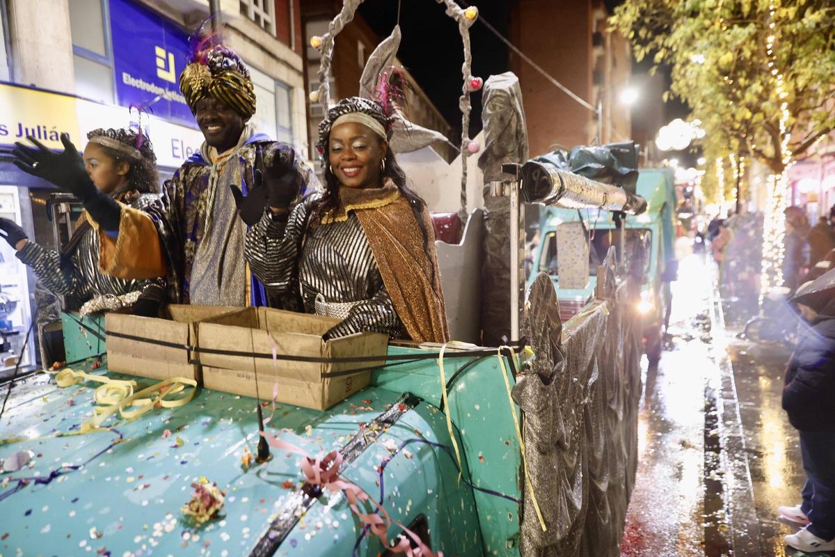 La cabalgata de Reyes en la zona oeste de Gijón, en imágenes
