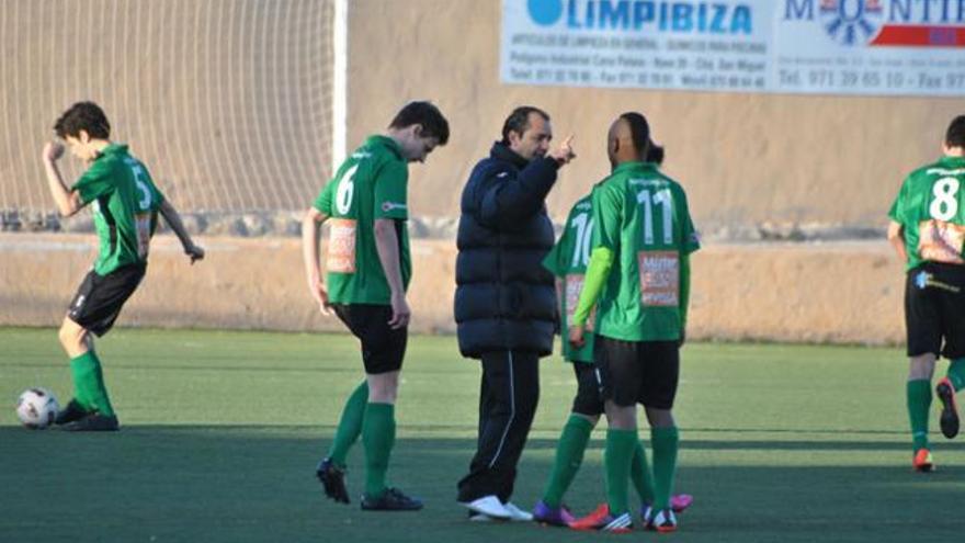 El técnico Juanjo Cruz habla con Turé antes de un partido.