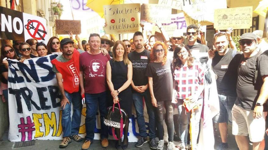 En el centro, con el bolso en la mano, la secretaria autonómica de Hacienda, Clara Ferrando, junto a los trabajadores de Emaús