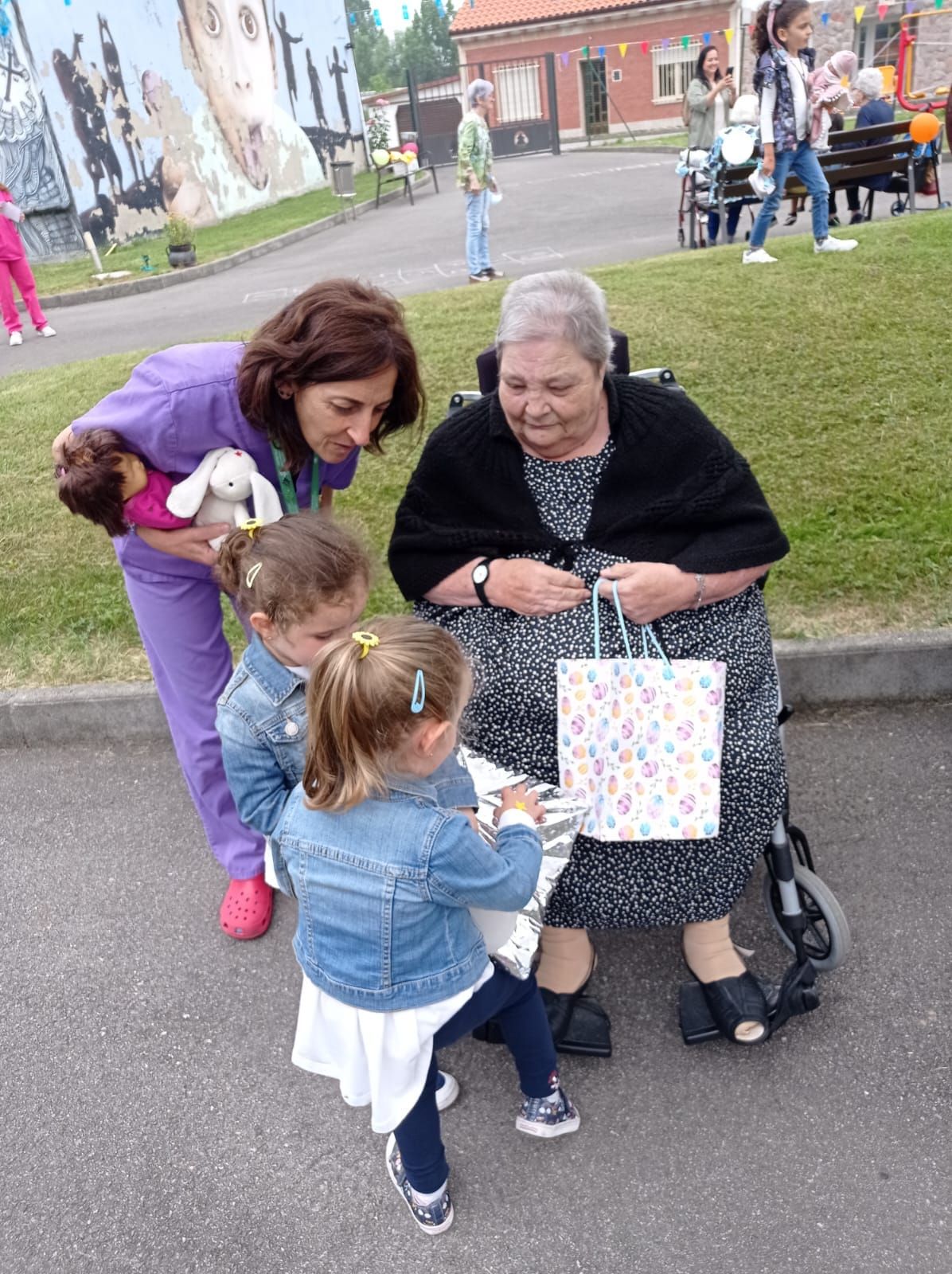 Los escolares de Faes, de visita a los "Güelifriends": así ha sido la singular jornada de convivencia con los abuelos de una residencia