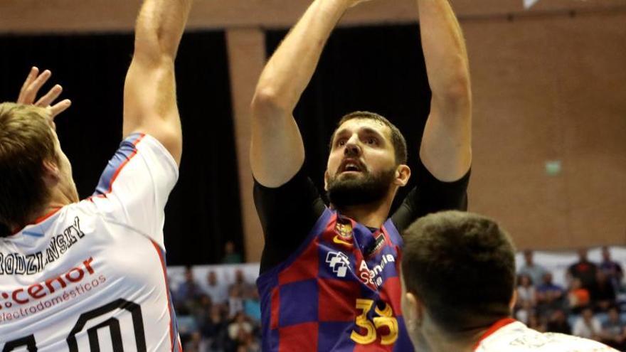 Nikola Mirotic (c) lanza ante la defensa del Monbus Obradoiro.