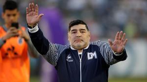Maradona durante un partido de Gimnasia y Esgrima de la Plata